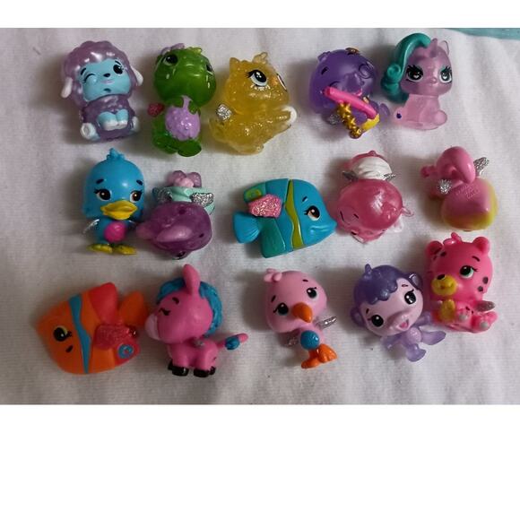 Hatchimals Colleggtibles Tropical Party Playset plus hatchimals Light and Sound - Picture 4 of 10